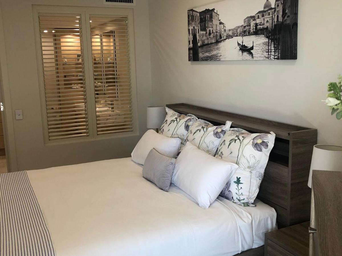 Grand Mercure Allegra Hervey Bay Dış mekan fotoğraf A bedroom with plantation shutters