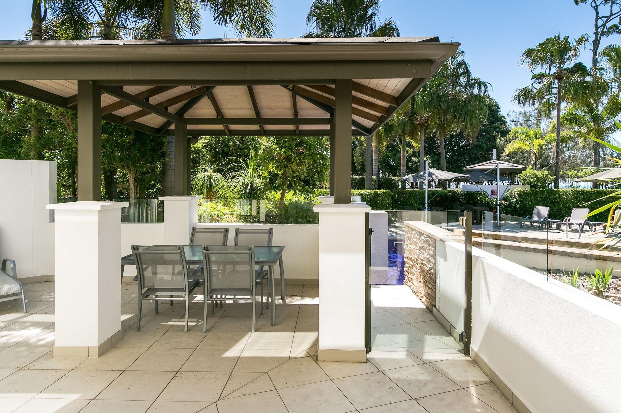Grand Mercure Allegra Hervey Bay Dış mekan fotoğraf The pool at the hotel