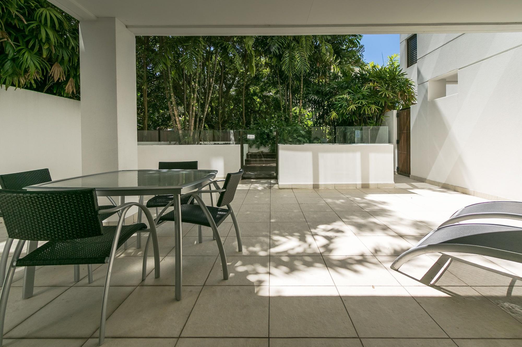 Grand Mercure Allegra Hervey Bay Dış mekan fotoğraf The courtyard of a typical apartment at the complex