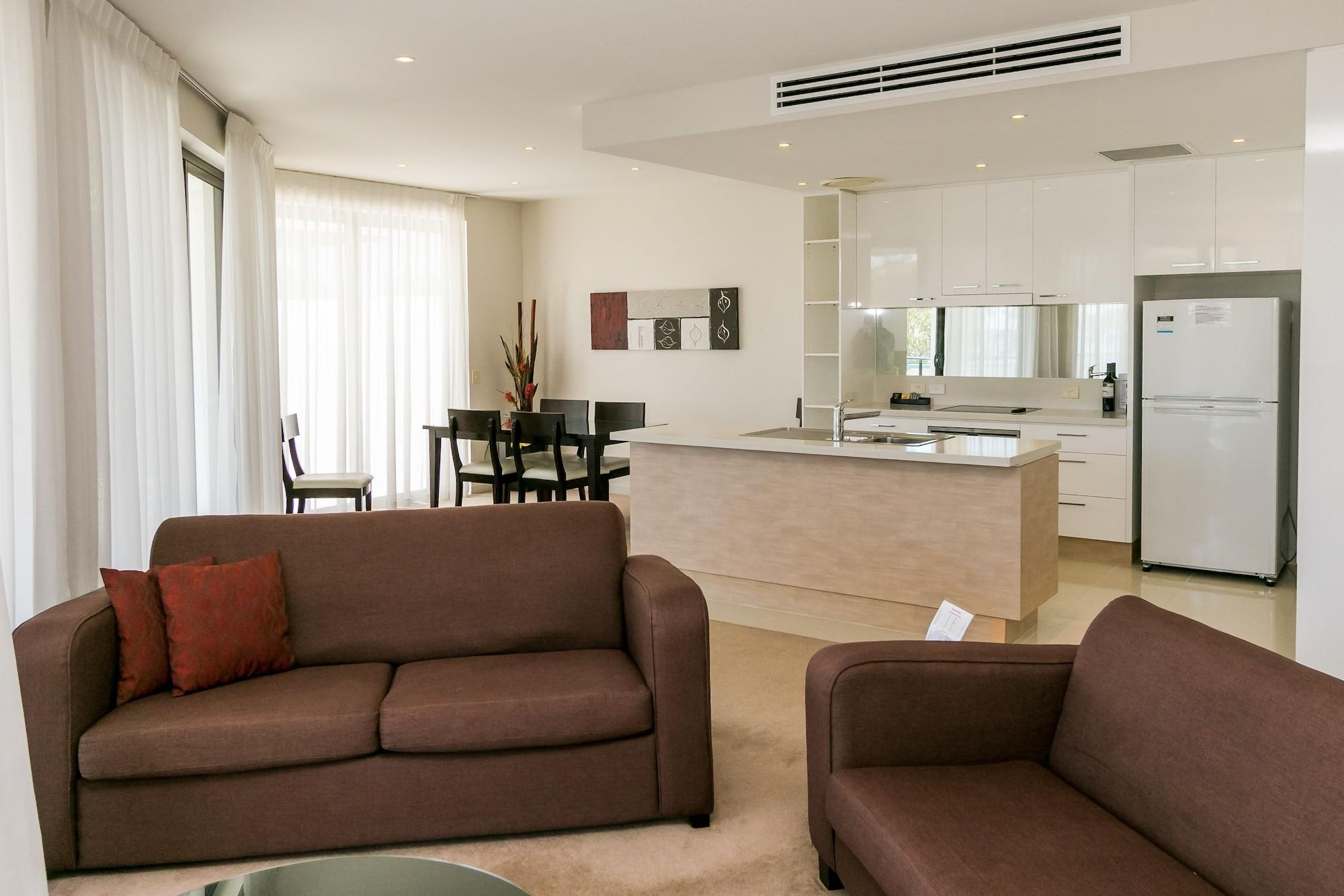 Grand Mercure Allegra Hervey Bay Dış mekan fotoğraf A living room with a kitchen