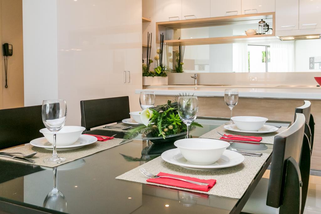 Grand Mercure Allegra Hervey Bay Dış mekan fotoğraf A dining room table set for dinner