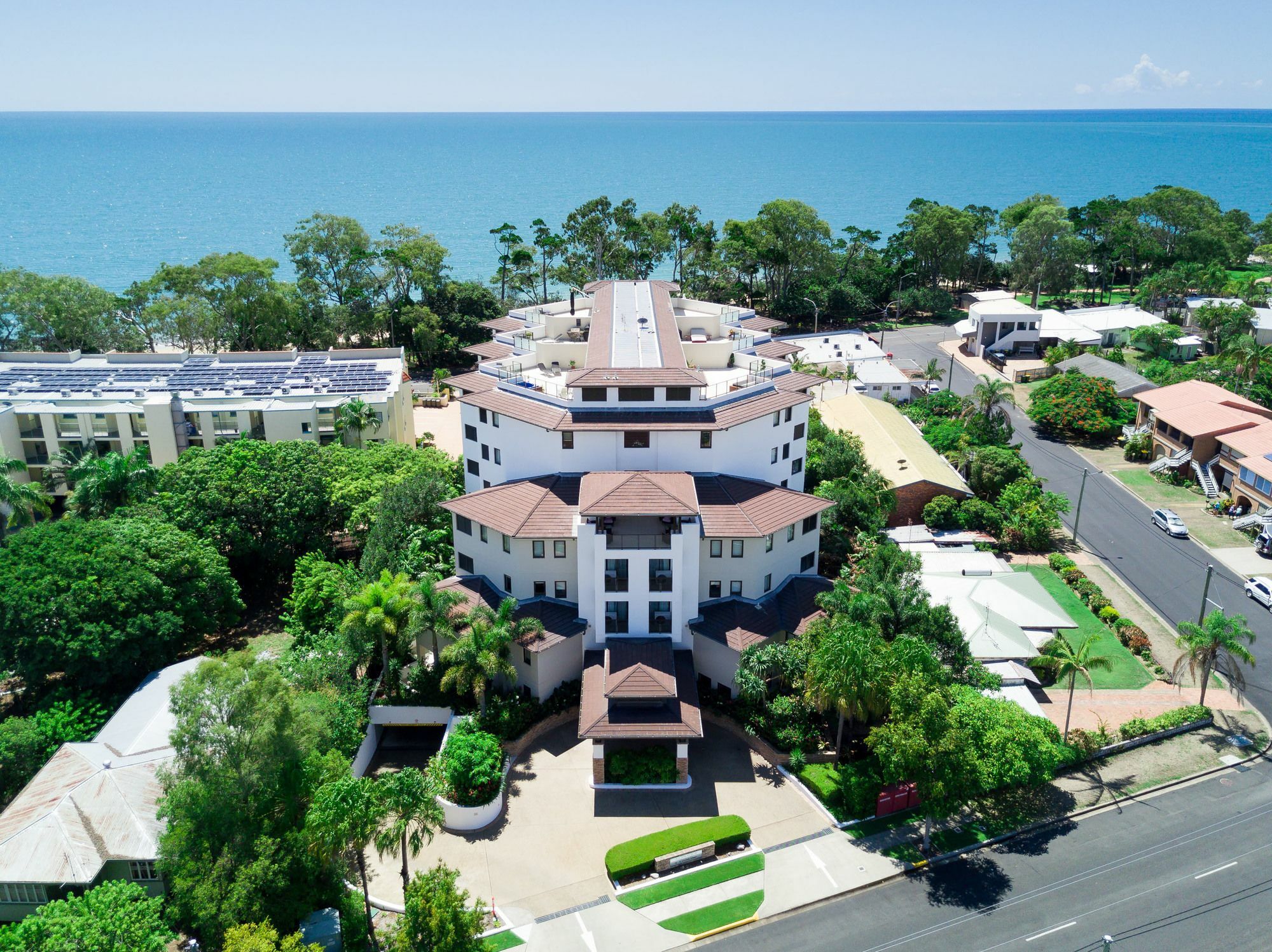 Grand Mercure Allegra Hervey Bay Dış mekan fotoğraf Aerial view of the complex