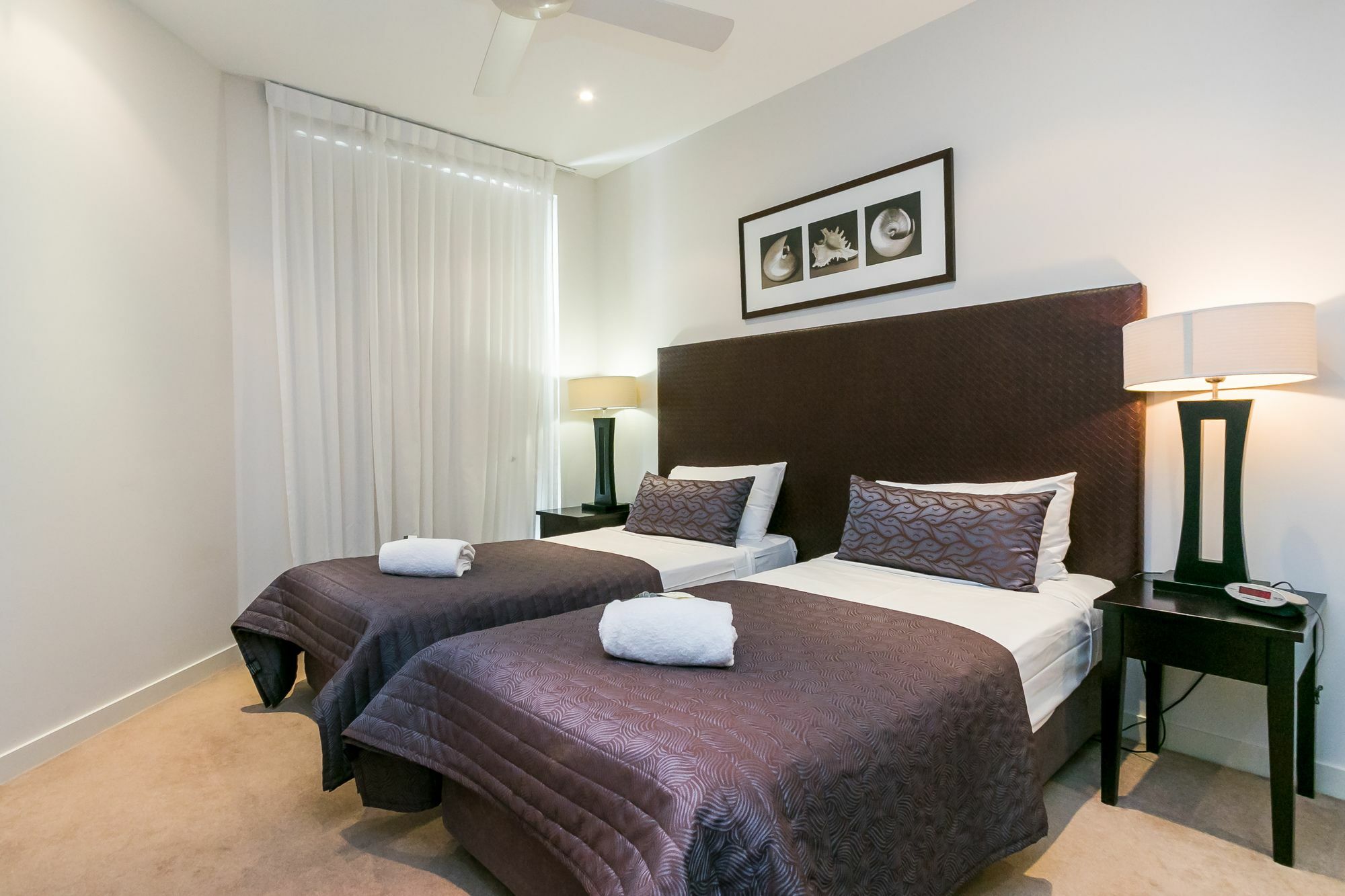 Grand Mercure Allegra Hervey Bay Dış mekan fotoğraf A bedroom at the Mantra on Broadbeach