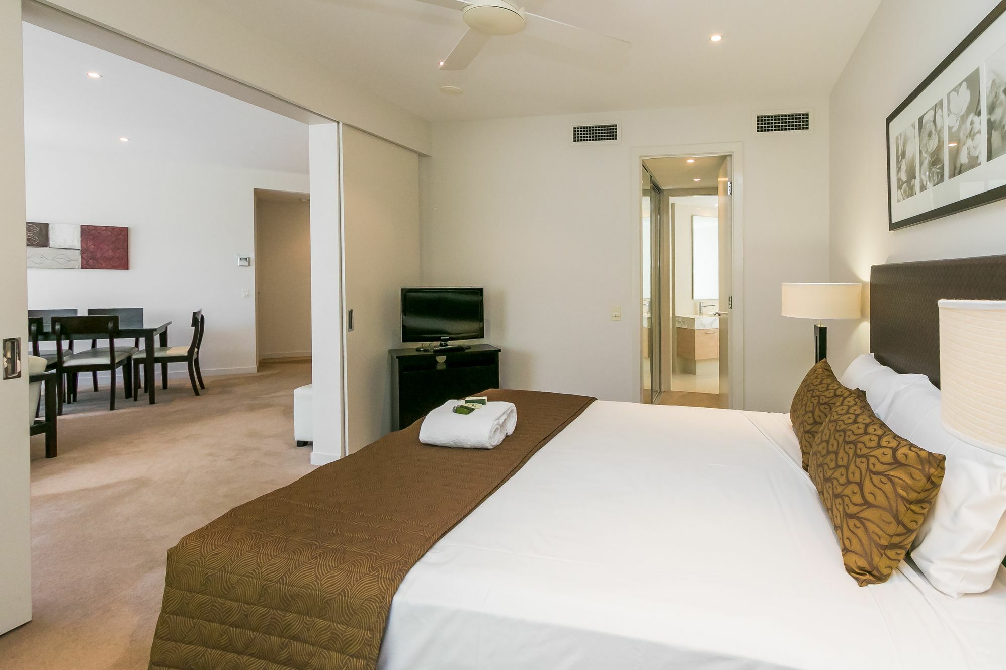 Grand Mercure Allegra Hervey Bay Dış mekan fotoğraf A bedroom at the Mantra on Lake Orr